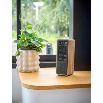Altavoz Bluetooth Thomson con Estación Meteorológica y Radio FM, 15W, Pantalla Retroiluminada, Sonda Exterior Inalámbrica, Color Negro y Madera