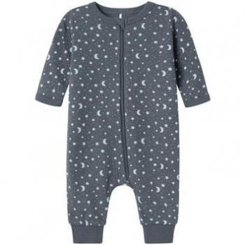 Pijama Bebé Turbulence Night de Name It - Pijama de bebé con diseño divertido, fabricado en algodón suave y transpirable, cierre delantero con botones, puños elásticos para mayor comodidad y estampado colorido