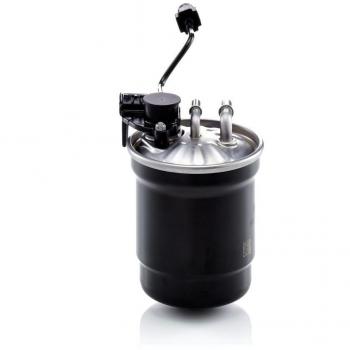 Filtro de combustible MANN-FILTER WK 11 026, compatible con diversos modelos de vehículos, diseñado para garantizar una filtración óptima del combustible, previene la entrada de impurezas en el sistema de inyección, fabricado con materiales