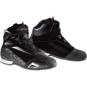 Ixon Botas de Moto Bull WP Negro-Blanco características: impermeables, con refuerzos en tobillos, suela antideslizante, cierre de cordones y ajuste seguro, diseño moderno y ventilación adecuada