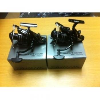 2 X Daiwa Black Widow 5000A Con Baitrunner/Carretes Carrete Libre Lucio Carpa En agua dulce Match Fishing
