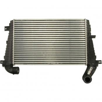 Intercooler NISSENS 96590 - Compartimentos de Motor, fabricado por Nissens, diseñado para optimizar el rendimiento del motor, con una construcción robusta y eficiente que mejora la refrigeración del aire comprimido, compatible con
