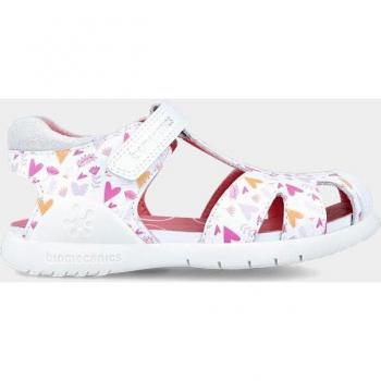 Sandalias cerradas de niña de piel con estampado de corazones