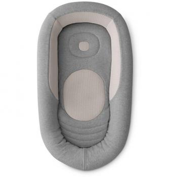 Colchón nido Welcome Pod de Inglesina, color Delicate Grey, con características de diseño ergonómico, material suave y transpirable, fácil de transportar y almacenar, compatible con sistemas de viaje Inglesina