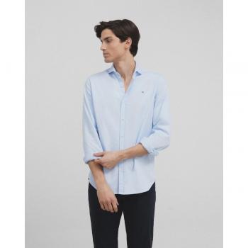 Camisa de hombre slim fit en color celeste con diseño liso