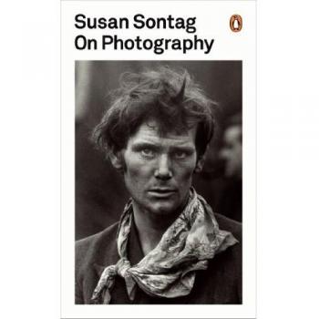 On Photography - Libro de ensayo fotográfico, autor Susan Sontag, 240 páginas, publicado por Farrar, Straus and Giroux, incluye reflexiones sobre la naturaleza de la fotografía y su impacto en la sociedad
