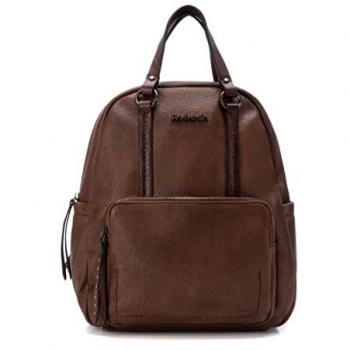 Bolso Mochila Refresh De Piel Vegana Sintética Para Mujer Color Marrón Camel, características: material de piel vegana sintética, color marrón camel, diseño moderno y funcional, ideal para uso diario, tamaño One Size