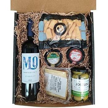 Regalo Caja Picoteo 11 - Vino montequinto crianza, quesos en cuña y para Untar, paté de jamón, Aceitunas y colines.