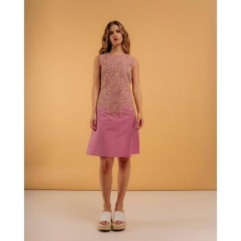 Vestido corto de manga sisa bordado con detalles florales y estilo evasé