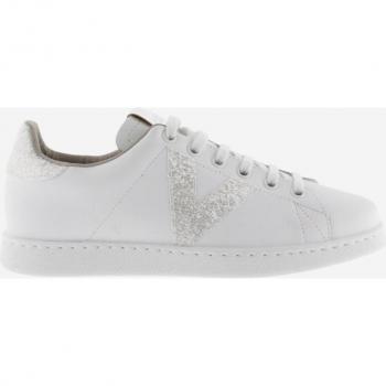 Zapatillas de piel con logotipo y trasera de glitter.