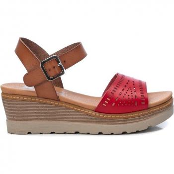 Sandalia de Mujer Xti 042234 en Rojo con Cuña de 6 cm y Cierre de Hebilla