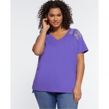 Camiseta de mujer con bordado de pedrería en los hombros