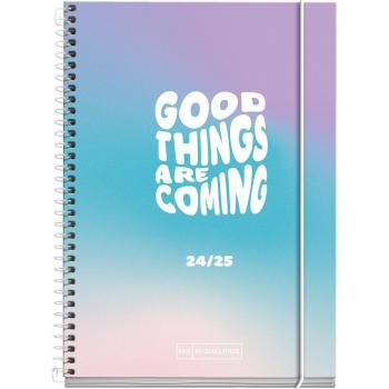 Agenda escolar activa día página 2024-2025 con diseño School Design Good Things Are Coming, incluye idioma castellano e inglés, formato espiral y características de calidad