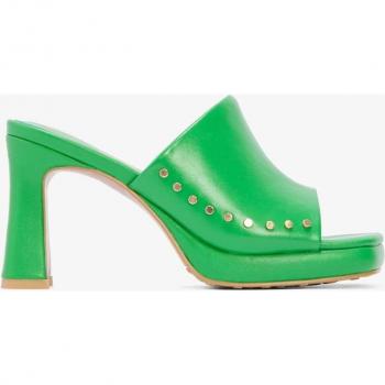 Zuecos de mujer verde con tachas yfechos en piel napa - Cuplé 107105