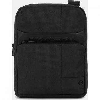 Bandolera Piquadro de nylon reciclado y piel negra para iPad, elegante y funcional
