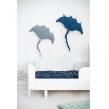 Crochetts Set 2 peluches infantiles decorativos de pared, cojín formado en raya azul claro y raya azul oscuro, incluye manta con diseño de raya azul, dimensiones del peluche OCÉANO: 59 x 11 x