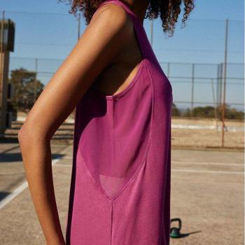 Camiseta deportiva de tirantes con detalle de transparencias fucsia