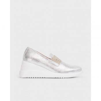 Mocasines de mujer de piel con pedrería y cuña