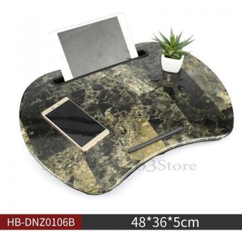Cama de dormitorio universitario con escritorio y mesa pequeña, diseño simple
