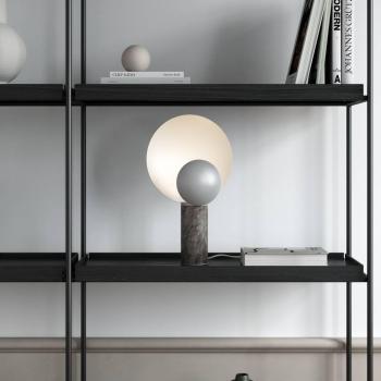 Lámpara de mesa Caché DFTP, pantallas móviles, diseño escultórico en mármol y metal, 49 cm altura, gris mate