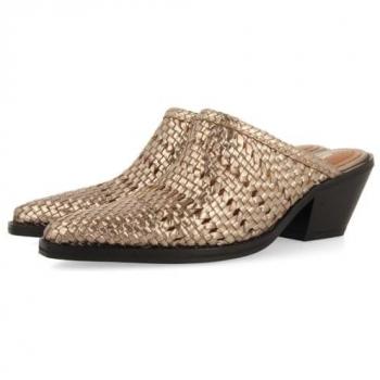 Gioseppo Zuecos de mujer tipo mules de piel con tacón y trenzado artesanal metalizados en color plomo modelo 73967 Copenhague