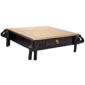 Mesa auxiliar de madera y metal negra con acabado dorado, dimensiones 44 x 15 x 44 cm