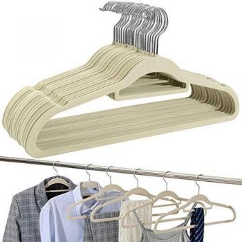 UMI. by Amazon - Perchas de Terciopelo, Antideslizantes, Resistentes y Ahorro de Espacio con Barra para Corbatas, Gancho Giratorio de 360° y Hombros con Muesca, Blanco Marfil, Paquete De 30
