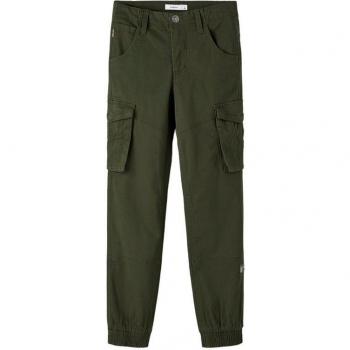 Pantalones Cargo Ryan Verde Name It con diseño infantil, tejido resistente, múltiples bolsillos laterales, ajuste cómodo y cierre de botón