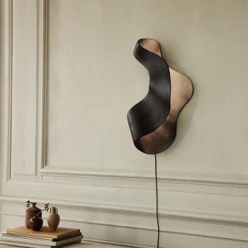 Aplique de pared LED Oyster, aluminio reciclado, 60 cm, negro, enchufe