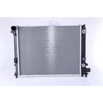 Radiador NISSENS 64033A para refrigeración del motor, compatible con diversos modelos de vehículos, fabricado en aluminio y plástico, diseñado para un enfriamiento eficiente, incluye conexiones precisas y cumple con estándares de calidad OEM