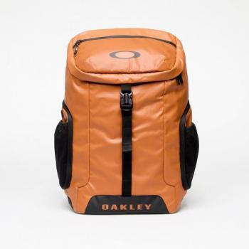 Mochila Oakley Road Trip RC 26L naranja oscuro negro, capacidad de 26 litros, diseño ergonómico, material resistente al agua, múltiples compartimentos para organización, correas ajustables y acolchadas