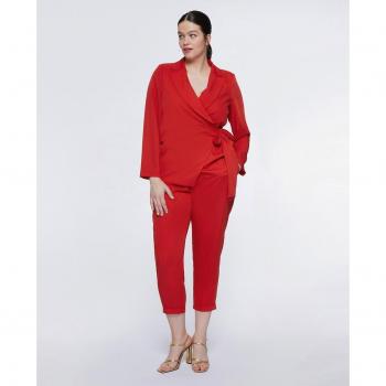 Pantalón de mujer estilo carrot con corte cropped y detalle elegante.