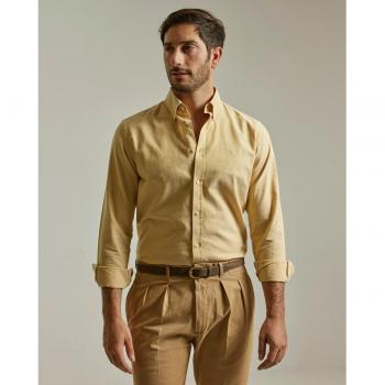 Camisa de hombre slim fit en color azufre con diseño liso