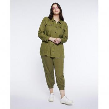 Jogger de mujer cropped con cierre de cremallera y botón