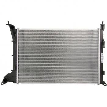 Radiador NISSENS 69702A para refrigeración del motor, características: diseño eficiente de intercambio térmico, construcción robusta en aluminio y plástico, compatible con múltiples modelos de vehículos, fácil instalación, alta resistencia a la 