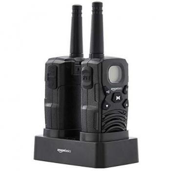 AmazonBasics - Radio Walkie Talkie bidireccional con cargador de sobremesa, baterías, conexión de larga distancia, pantalla LCD, radio FM