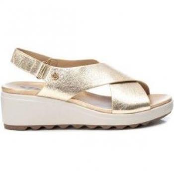 Sandalias de cuña para mujer Xti 142700 en color dorado