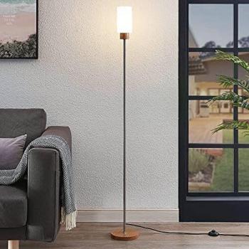 Lámpara de pie Lindby Nicus de madera con pantalla de vidrio