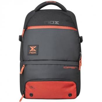 Mochila Nox Open Series Negro/Rojo, tipo mochila, características: diseño ergonómico, compartimentos múltiples para palas y accesorios, material resistente al agua, correas ajustables y acolchadas, disponible en colores negro y rojo