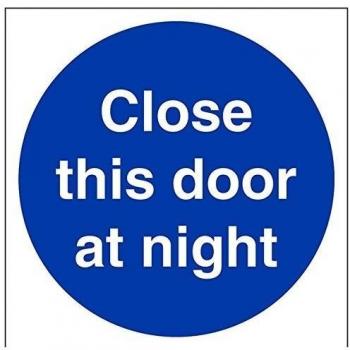 VSafety Close This Door At Night - Letrero obligatorio cuadrado