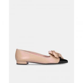 Mocasines de mujer Pretty Ballerinas modelo Clementine en napa color nude con puntera de charol negro y flor XL