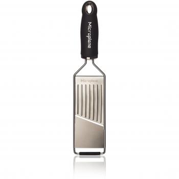 Mandolina de acero inoxidable Microplane Gourmet con protector, dimensiones 31.5x7.5x3 cm, color negro