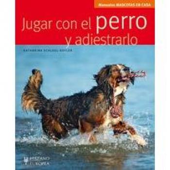 Jugar con el perro y adiestrarlo