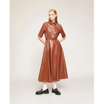 Vestido camisero de piel sintética con cuello inglés y botones a la vista