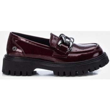 Mocasines Refresh para Mujer de Charol Burdeos con Cadena Adorno y Cierre de Cordón Mod. 171396