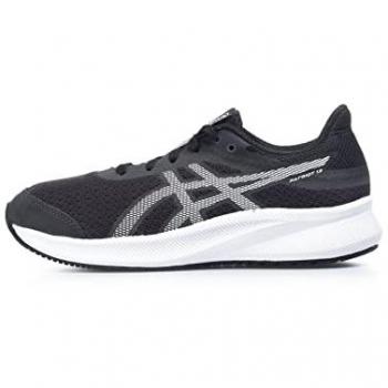 Zapatillas de running Asics Patriot 13 GS negro infantil, características: diseño ligero y transpirable, suela de goma para mejor tracción, plantilla acolchada para mayor comodidad, soporte en el arco del pie, ideal para corredores en