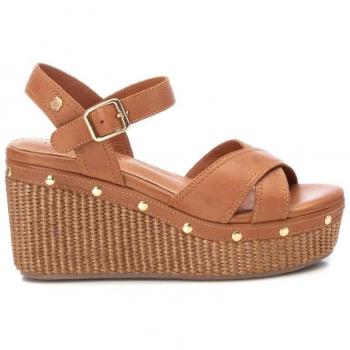 Carmela 160750 Sandalia con cuña de mujer de piel color camel con cierre de hebilla