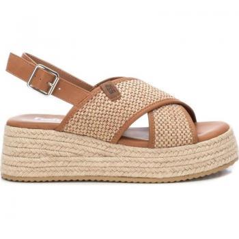 Sandalia de Mujer Refresh 171756 Taupe Hebilla con diseño moderno, material sintético de alta calidad, plantilla acolchada para mayor comodidad, cierre de hebilla ajustable y suela antideslizante