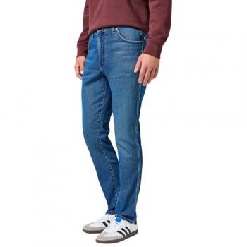 Wrangler River FREE TO STRETCH Regular Fit 5-Pocket Jeans in Sundown Blue, Size 33x34