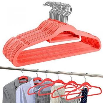 UMI. by Amazon - Perchas de Terciopelo, Antideslizantes, Resistentes y Ahorro de Espacio, con Barra para Corbatas, Gancho Giratorio de 360° y Hombros con Muesca, Percha Estándar, Coral, 30 Pcs